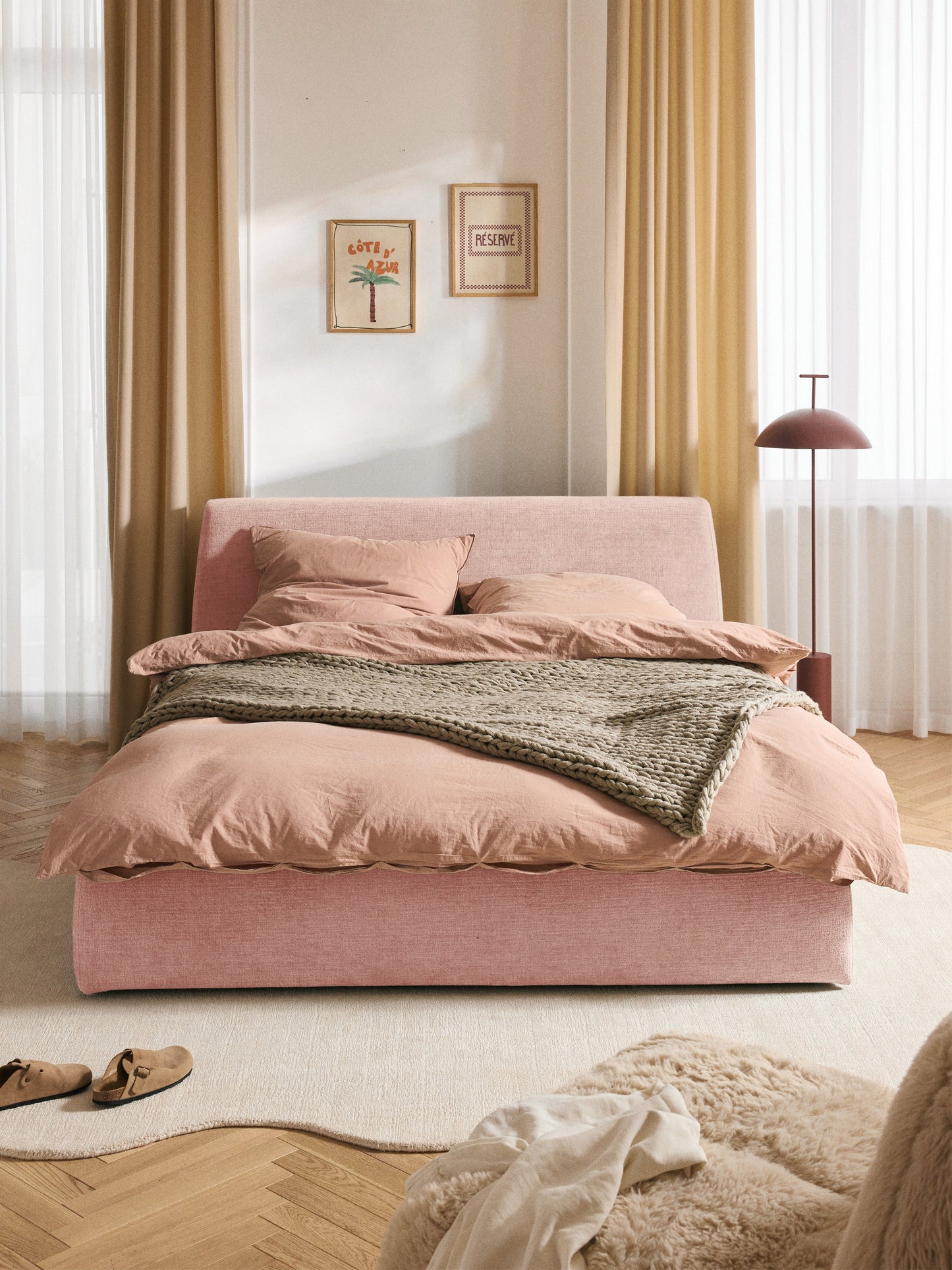Clovarr Upholstered Storage Bed