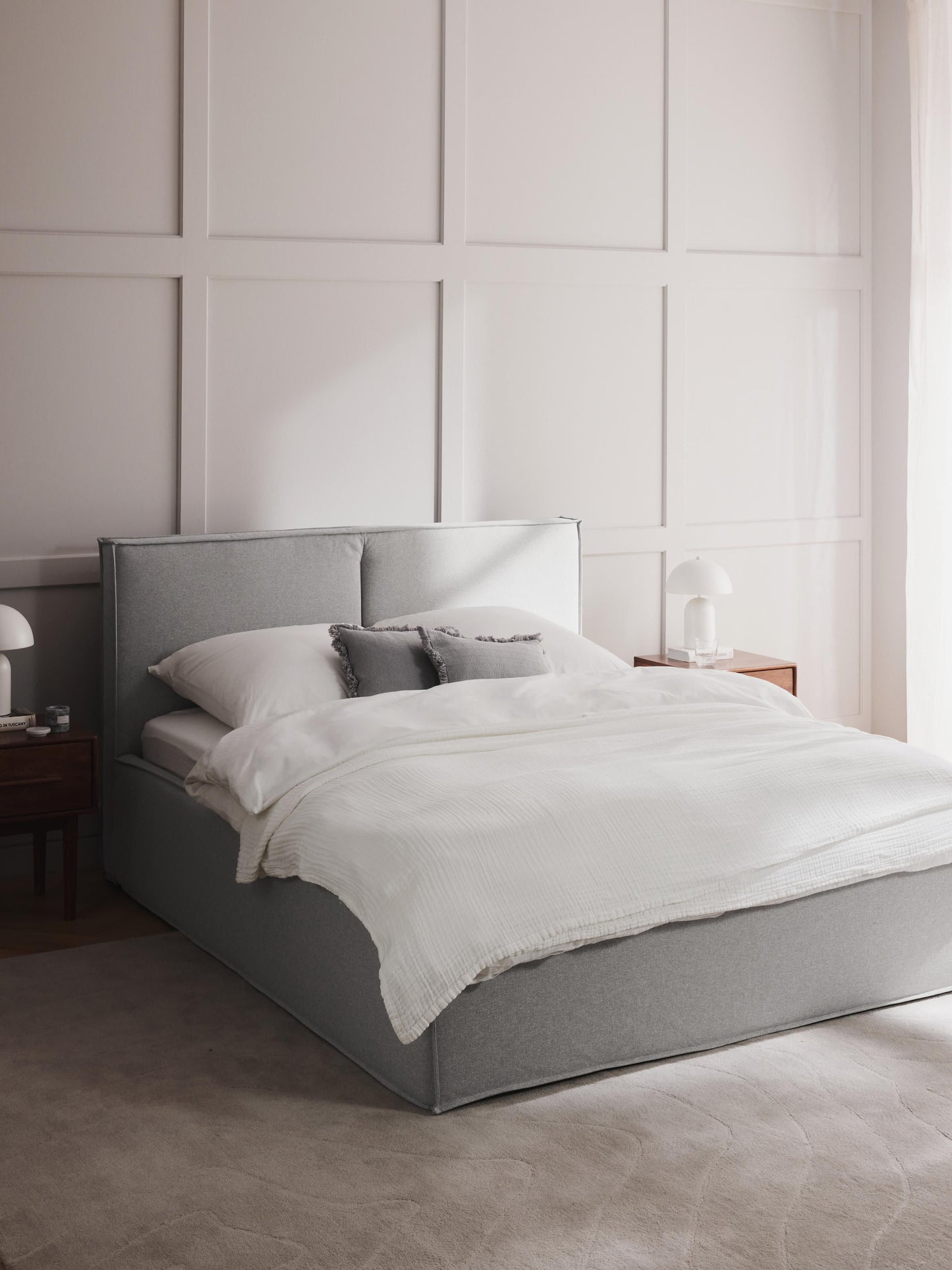 Drevalis Upholstered Bed